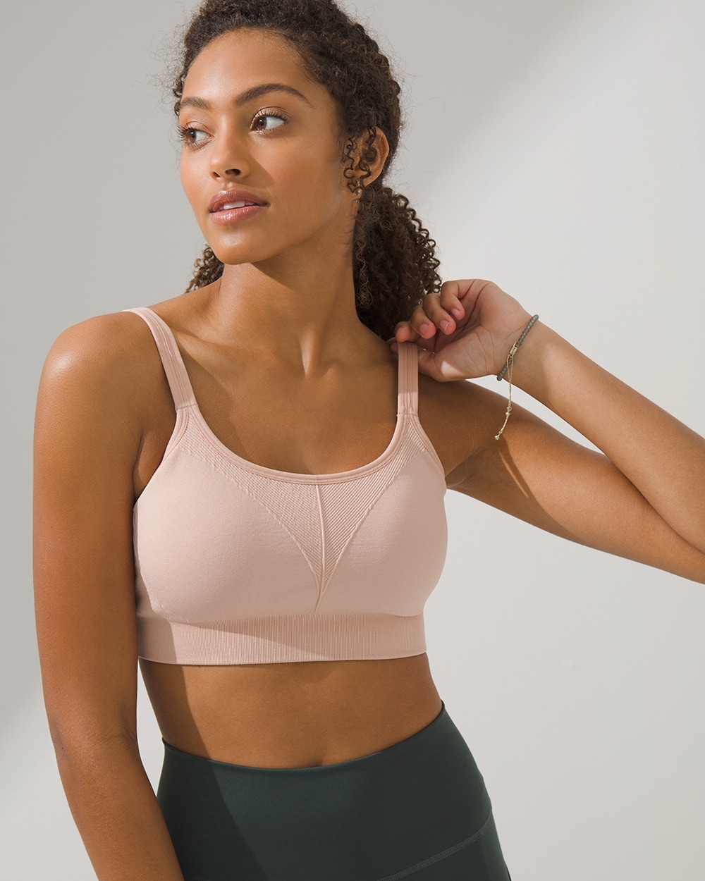 Ultimate Comfort and Support: LE MYSTERE Black Seamless Sport Bra